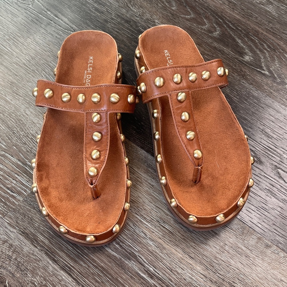 Kelsi Dagger Tan Sandals with Gold Studs